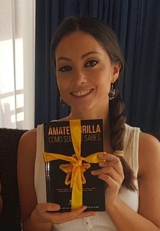 ESTHER LÓPEZ POU. AUTORA DE LA TRILOGÍA  VIBRA Y BRILLA Y MAESTRA